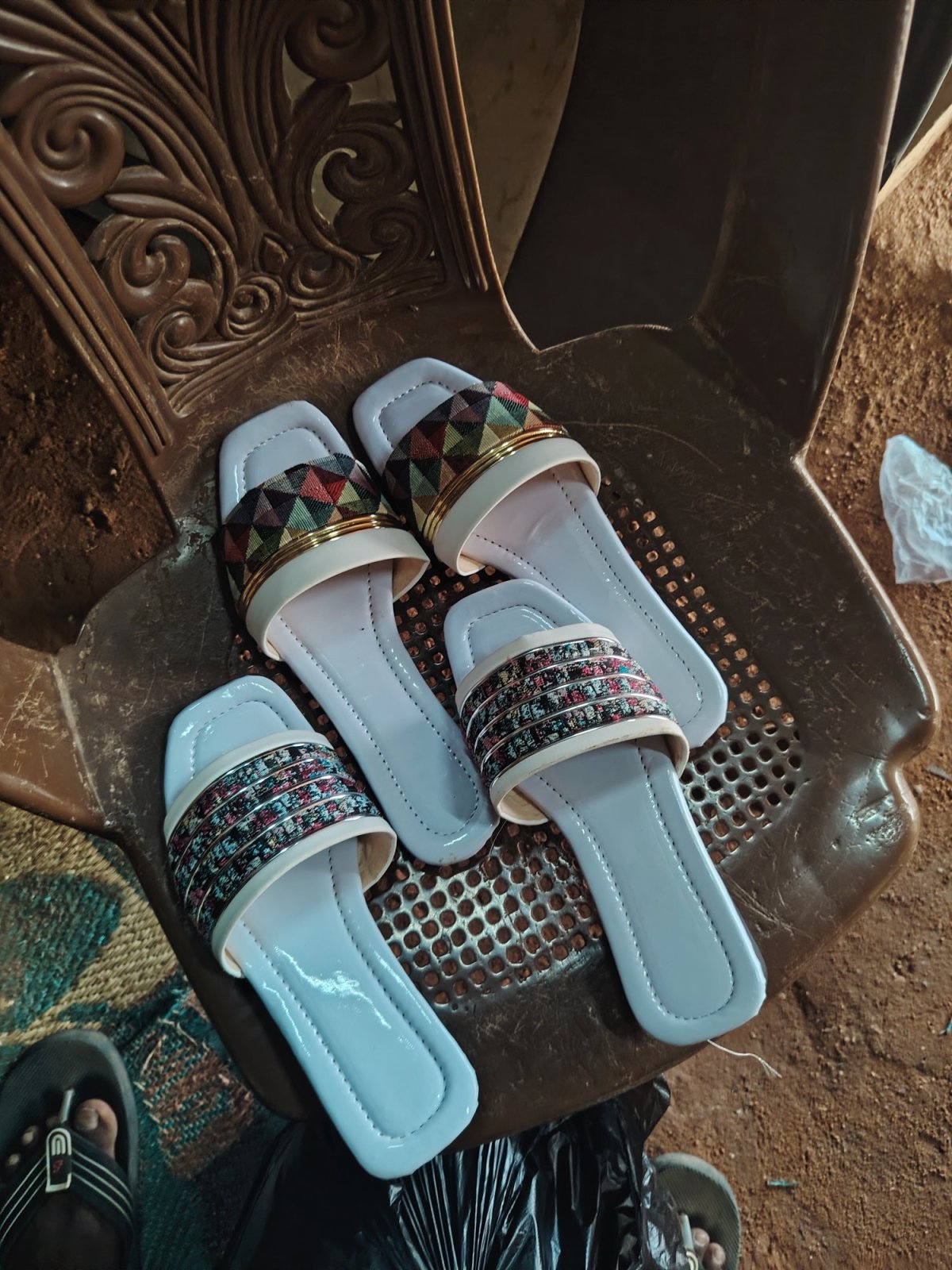 تصنيع شباشب نسائية ورجالية